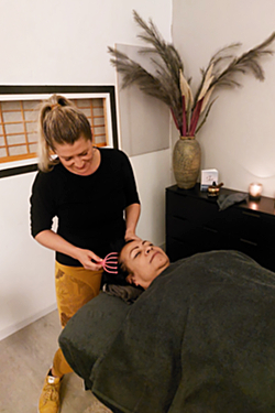 V masážním salonu, při masáži